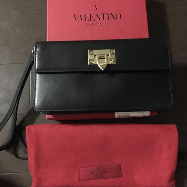 valentino garavani(ヴァレンティノガラヴァーニ)のヴァレンティノクラッチ未使用ブラック ♡ レディースのバッグ(クラッチバッグ)の商品写真