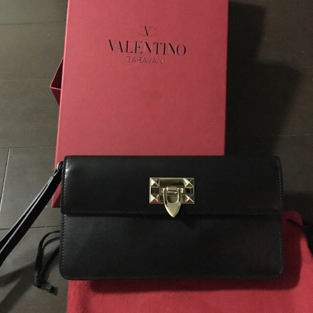 valentino garavani(ヴァレンティノガラヴァーニ)のヴァレンティノクラッチ未使用ブラック ♡ レディースのバッグ(クラッチバッグ)の商品写真