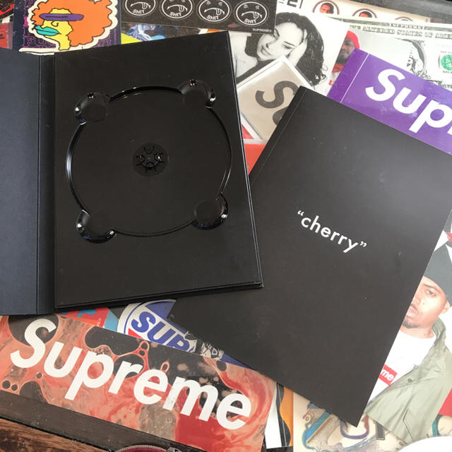 Supreme(シュプリーム)の値下げ交渉可Supreme SS14 "Cherry" DVD メンズのアクセサリー(その他)の商品写真