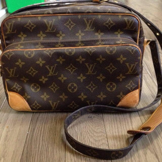 LOUIS VUITTON - LV ナイル ショルダーバッグの通販 by 子供服お LOUIS VUITTON - LV ナイル ショルダーバッグの通販 by 子供服お
