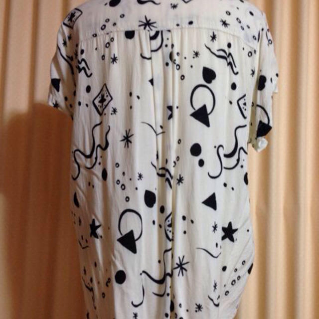 moussy(マウジー)のmoussy半袖プリントシャツ☆ レディースのトップス(シャツ/ブラウス(半袖/袖なし))の商品写真