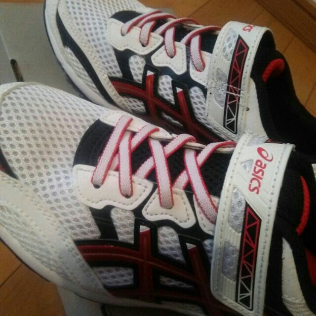 asics(アシックス)のasics 運動靴 スニーカー 21.5cm キッズ/ベビー/マタニティのキッズ/ベビー/マタニティ その他(その他)の商品写真