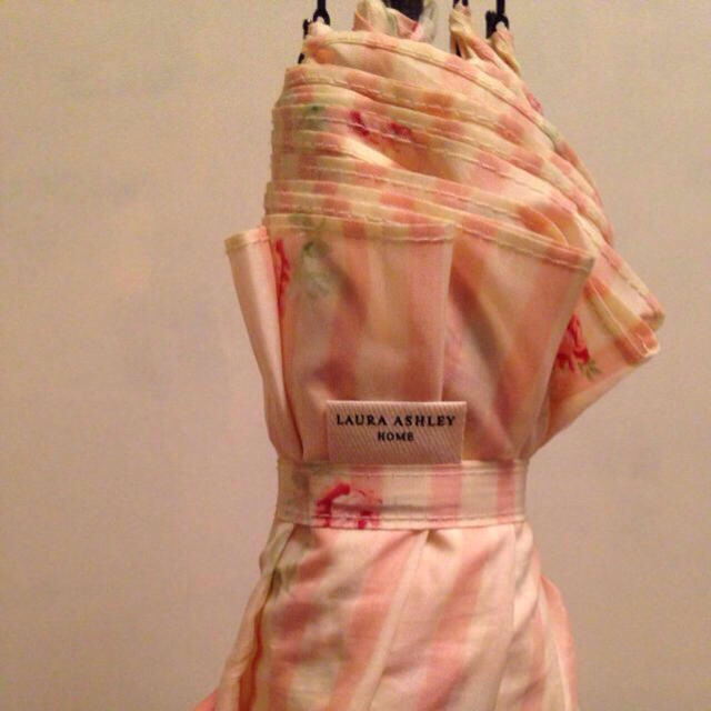 LAURA ASHLEY(ローラアシュレイ)のローラアシュレイ折りたたみ傘 レディースのファッション小物(傘)の商品写真
