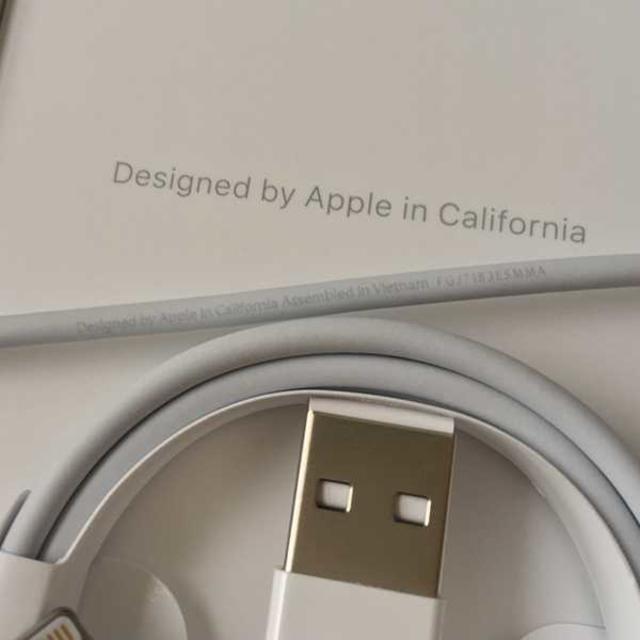 Apple(アップル)のApple 純正品 ライトニングケーブル (1m) 新製品 Ver.5 スマホ/家電/カメラのスマートフォン/携帯電話(バッテリー/充電器)の商品写真