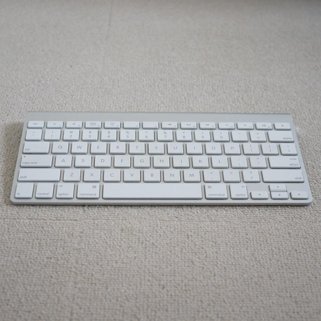 Apple(アップル)の[送料込み]Apple Wireless Keyboard US配列 スマホ/家電/カメラのPC/タブレット(PC周辺機器)の商品写真