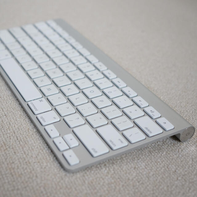 Apple(アップル)の[送料込み]Apple Wireless Keyboard US配列 スマホ/家電/カメラのPC/タブレット(PC周辺機器)の商品写真