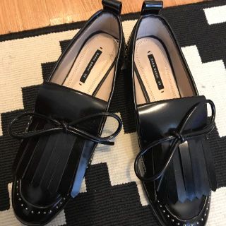 ザラ(ZARA)の新品同様 ザラ ローファー パール付き(ローファー/革靴)