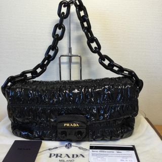 プラダ(PRADA)の【PRADA】パテントギャザードチェーンショルダー／ブラック✨美品(ショルダーバッグ)