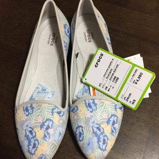 クロックス(crocs)の新品 クロックス フラットシューズ 花柄(スリッポン/モカシン)