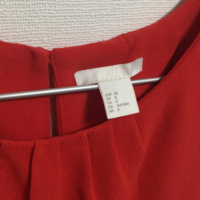 H&M(エイチアンドエム)のH&M赤ワンピース レディースのワンピース(ひざ丈ワンピース)の商品写真