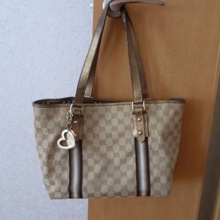 グッチ(Gucci)のGUCCI　GG　チャーム付トートバッグ　137396　ベージュ×ゴールド(トートバッグ)