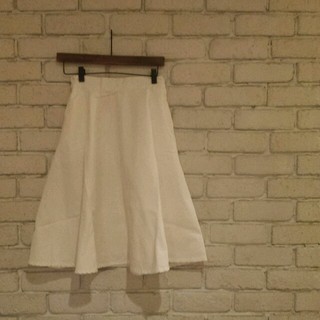 ダブルクローゼット(w closet)の白デニムスカート☆新品(ひざ丈スカート)