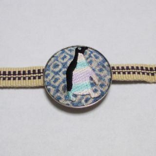 刺繍ペンギンの帯留め(振袖)