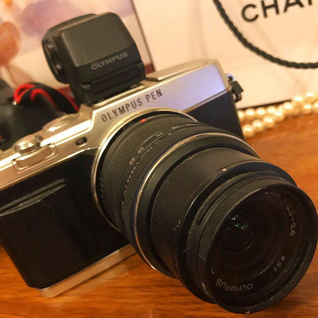 OLYMPUS(オリンパス)のOLYMPUS PEN e-p5 vf4バッテリー付き 本体とバッテリー、充電器 スマホ/家電/カメラのカメラ(ミラーレス一眼)の商品写真