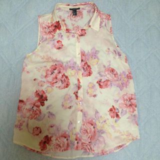 フォーエバートゥエンティーワン(FOREVER 21)のForever21 花柄トップス💐(シャツ/ブラウス(半袖/袖なし))