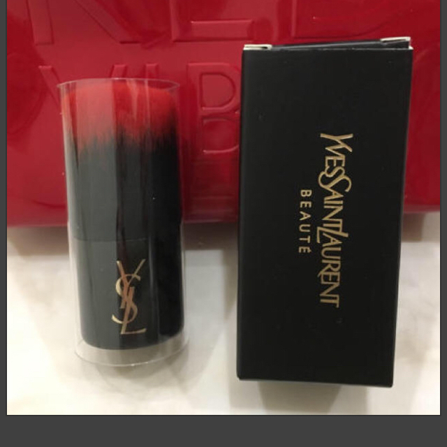 Yves Saint Laurent Beaute(イヴサンローランボーテ)のイヴサンローラン ポーチ ブラシ 3点セット 限定ノベルティ コスメ/美容のキット/セット(コフレ/メイクアップセット)の商品写真