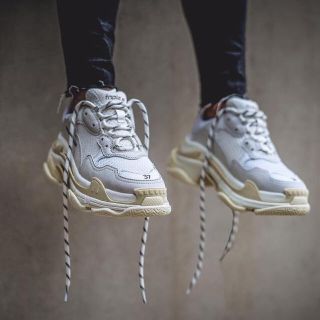 バレンシアガ(Balenciaga)の【登坂着・新品最安値】41 BALENCIAGA triple s ブラン(スニーカー)