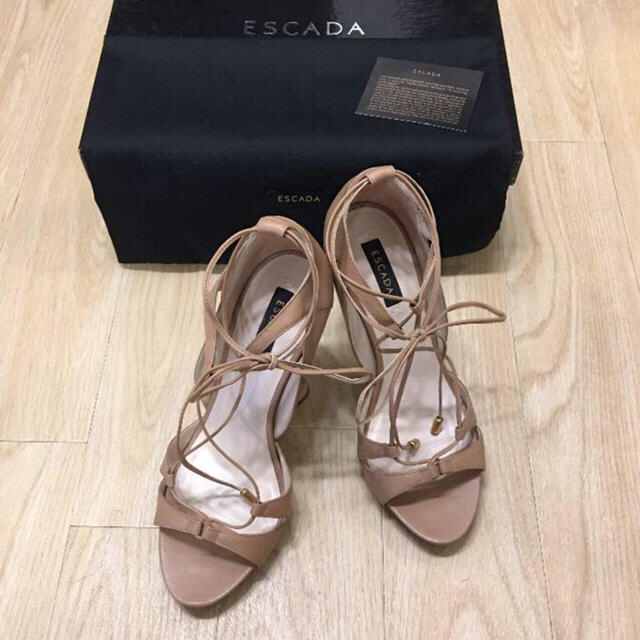 ESCADA(エスカーダ)の定価9万! ESCADA ヒール サンダル 36 ピンクベージュ レディースの靴/シューズ(ハイヒール/パンプス)の商品写真