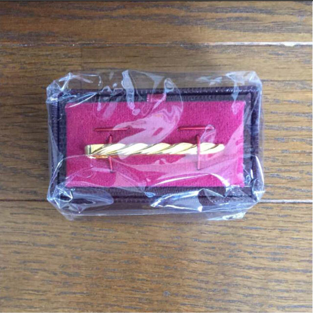 TAKEO KIKUCHI(タケオキクチ)の【新品未開封】タケオキクチ ネクタイピン ゴールド メンズのファッション小物(ネクタイピン)の商品写真
