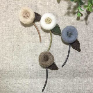 [なぁ様 専用です] 羊毛 刺繍ブローチ・茶色(ブローチ/コサージュ)