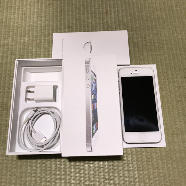 Apple(アップル)のiPhone5 32GB au 白 スマホ/家電/カメラのスマートフォン/携帯電話(スマートフォン本体)の商品写真