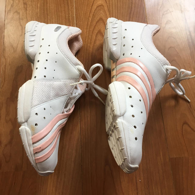 adidas(アディダス)のアディダスadidas 白レザースニーカー/女性24cm US7 ピンク3本線 レディースの靴/シューズ(スニーカー)の商品写真