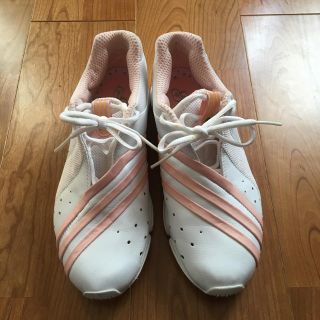 アディダス(adidas)のアディダスadidas 白レザースニーカー/女性24cm US7 ピンク3本線(スニーカー)