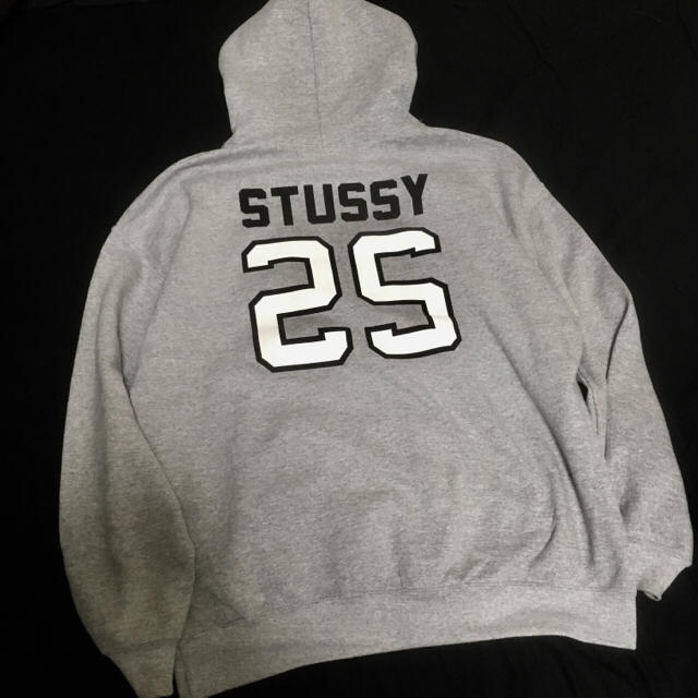 STUSSY(ステューシー)のSTUSSYナンバリングパーカー グレー メンズのトップス(パーカー)の商品写真