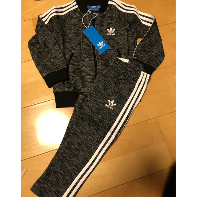 adidas(アディダス)の★新品★アディダス★キッズ★ジャージ★セットアップ★90 キッズ/ベビー/マタニティのキッズ服男の子用(90cm~)(その他)の商品写真