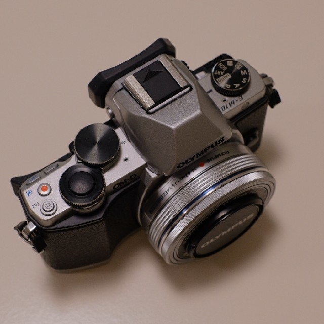 OLYMPUS(オリンパス)のOLYMPUS OM-D E-M10　レンズキット スマホ/家電/カメラのカメラ(ミラーレス一眼)の商品写真