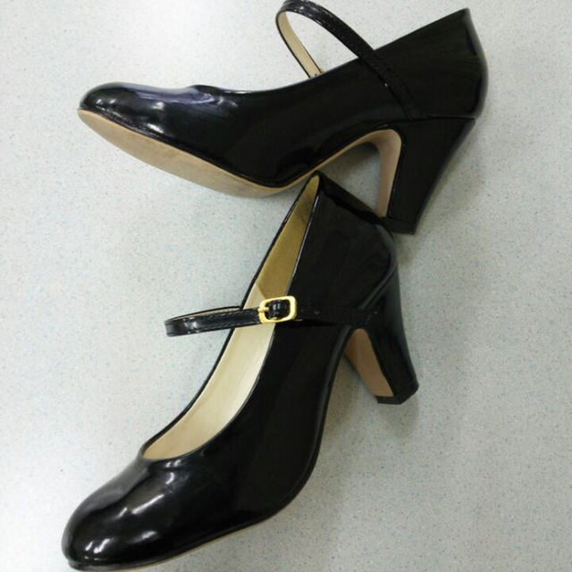 ラウンドトゥ ストラップパンプス エナメル調 黒 レディースの靴/シューズ(ハイヒール/パンプス)の商品写真