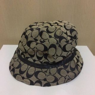 コーチ(COACH)の本物コーチの黒×グレーシグネイチャーのお帽子　HAT　M/L  (ハット)