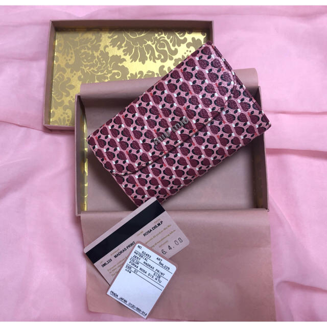miumiu(ミュウミュウ)の【ほのち様専用】Pear柄が可愛い♡miumiu折財布 レディースのファッション小物(財布)の商品写真