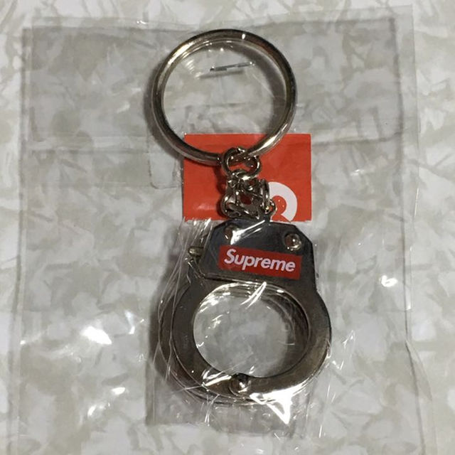 Supreme(シュプリーム)のSupreme handcuffs keychain  手錠 キーホルダー メンズのファッション小物(その他)の商品写真