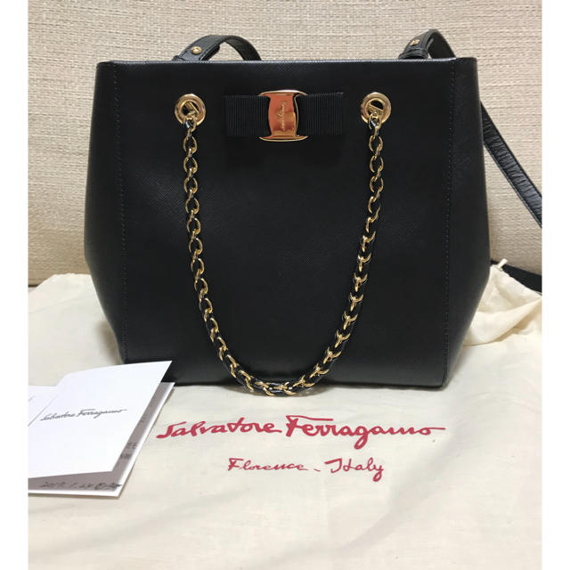 Salvatore Ferragamo(サルヴァトーレフェラガモ)の12/22まで限定特価♪ サルヴァトーレフェラガモ ヴァラ チェーンバッグ レディースのバッグ(ハンドバッグ)の商品写真