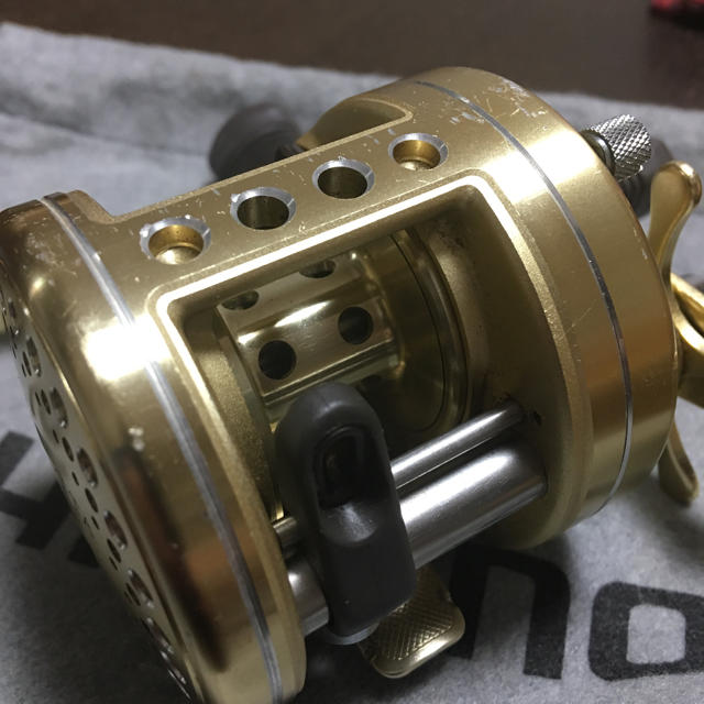 SHIMANO(シマノ)のシマノ カルカッタ201XT 左巻き スポーツ/アウトドアのフィッシング(リール)の商品写真