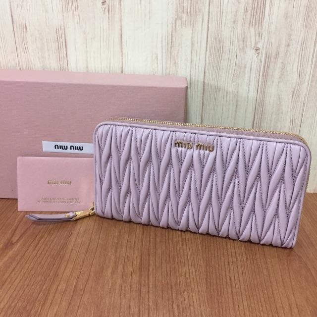 miumiu(ミュウミュウ)の新品 ミュウミュウ マトラッセ ラウンド 長財布 ピンク 月曜までりこ様専用♡ レディースのファッション小物(財布)の商品写真