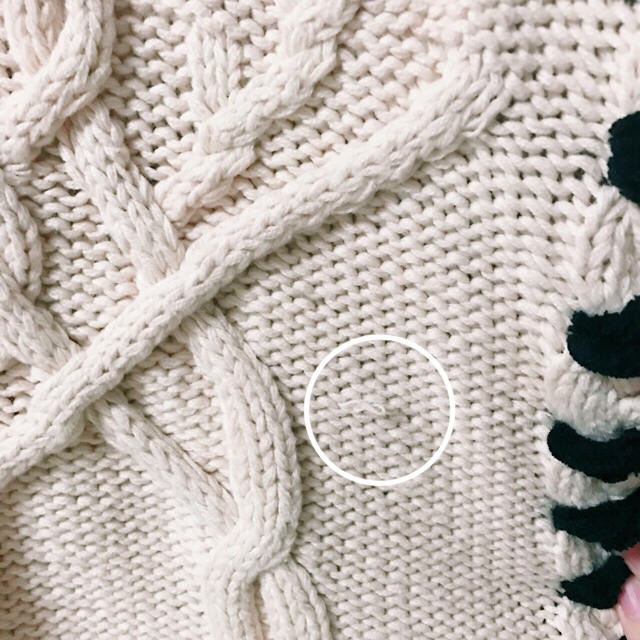 Ameri VINTAGE(アメリヴィンテージ)のアメリヴィンテージ LACE UP CABLE KNIT IVO ケーブルニット レディースのトップス(ニット/セーター)の商品写真