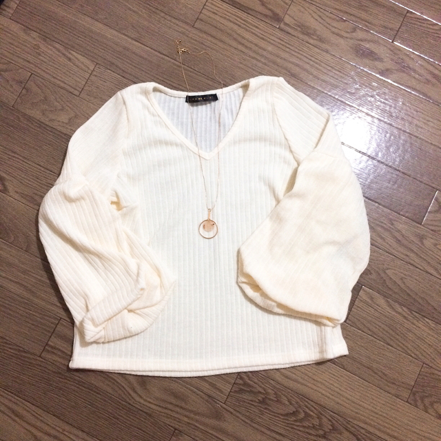袖バルーン ニットソー オフホワイト ネックレス付 レディースのトップス(ニット/セーター)の商品写真