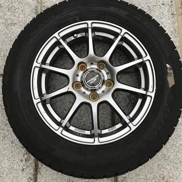 Goodyear(グッドイヤー)の195/65R15 スタッドレスタイヤ✖️4本 自動車/バイクの自動車(タイヤ・ホイールセット)の商品写真