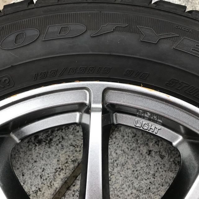 Goodyear(グッドイヤー)の195/65R15 スタッドレスタイヤ✖️4本 自動車/バイクの自動車(タイヤ・ホイールセット)の商品写真