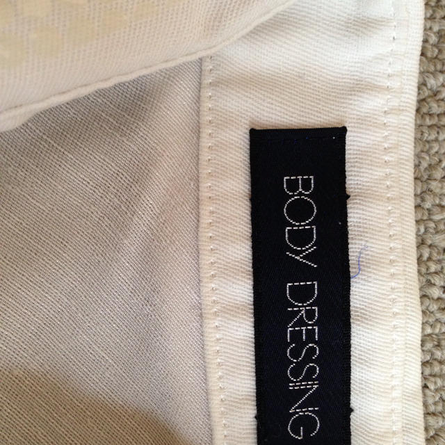 BODY DRESSING Deluxe(ボディドレッシングデラックス)のボディドレッシングの白シャツ レディースのトップス(シャツ/ブラウス(長袖/七分))の商品写真