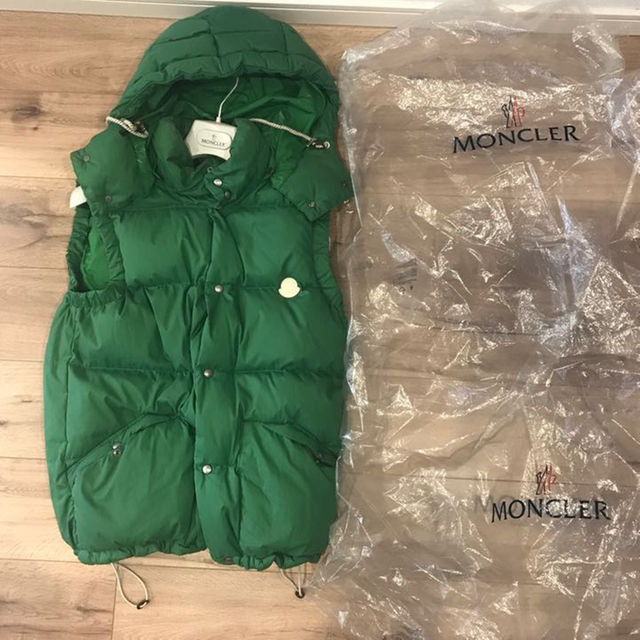 MONCLER(モンクレール)のモンクレールＶ ダウンベスト サイズ２ メンズのジャケット/アウター(ダウンベスト)の商品写真