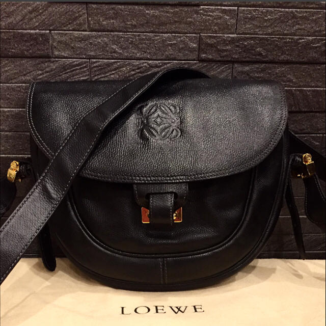 LOEWE(ロエベ)の【美品】ロエベ レザーショルダーバッグ アナグラム型押し 黒 レディースのバッグ(ショルダーバッグ)の商品写真