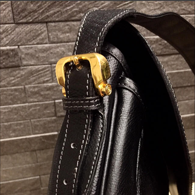 LOEWE(ロエベ)の【美品】ロエベ レザーショルダーバッグ アナグラム型押し 黒 レディースのバッグ(ショルダーバッグ)の商品写真