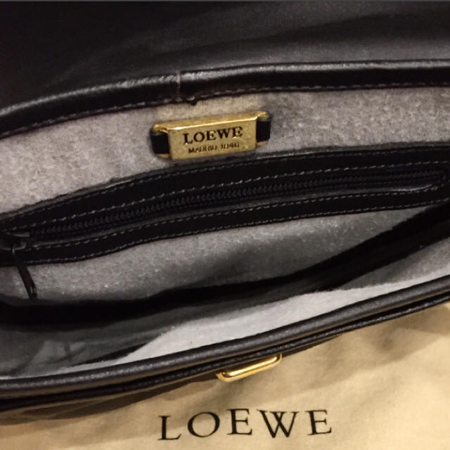 LOEWE(ロエベ)の【美品】ロエベ レザーショルダーバッグ アナグラム型押し 黒 レディースのバッグ(ショルダーバッグ)の商品写真