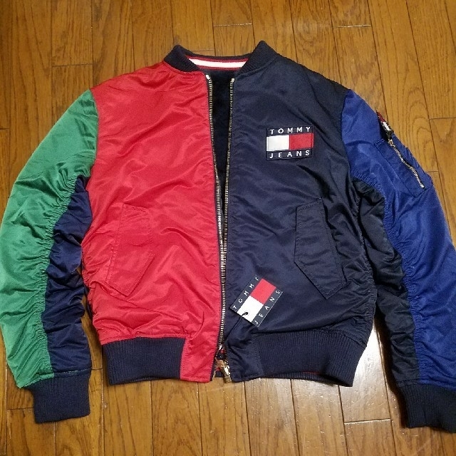 TOMMY HILFIGER(トミーヒルフィガー)の【日本サイズでM相当】Tommy jeans リバーシブル ボンバージャケット レディースのジャケット/アウター(ブルゾン)の商品写真