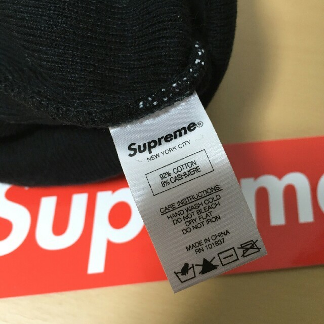 Supreme(シュプリーム)の新品 シュプリーム ニット帽 supreme biglogo beanie 黒 メンズの帽子(ニット帽/ビーニー)の商品写真