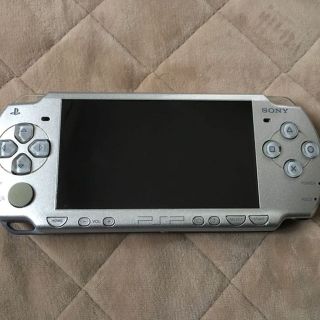 プレイステーションポータブル(PlayStation Portable)のpsp2000 シルバーカラー(携帯用ゲーム機本体)