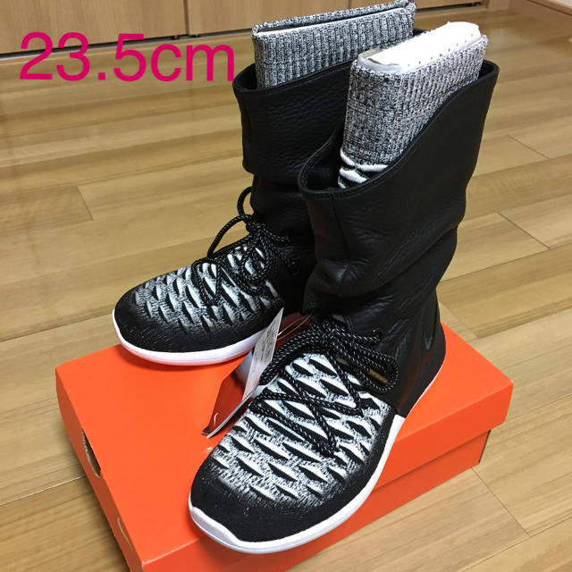 NIKE(ナイキ)の24,192円《新品》NIKE ローシ ツー  フライニット ブーツ レディースの靴/シューズ(ブーツ)の商品写真